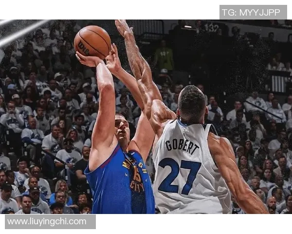 休斯顿火箭与森林狼激战正酣双方球员全力以赴争夺胜利荣耀 休斯顿火箭与森林狼激战正酣双方球员全力以赴争夺胜利荣耀